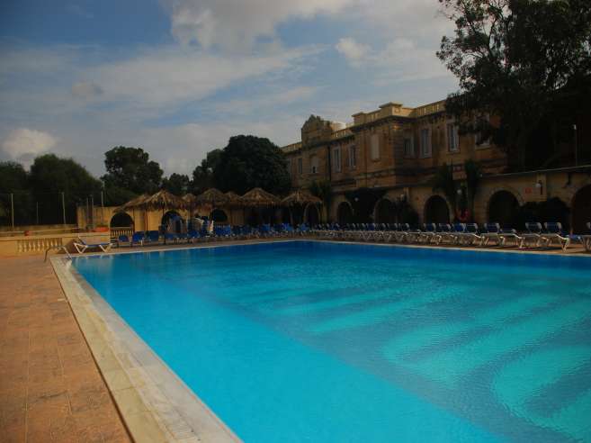 Sprachcaffe Malta Dil Okulu Y�zme Havuzu